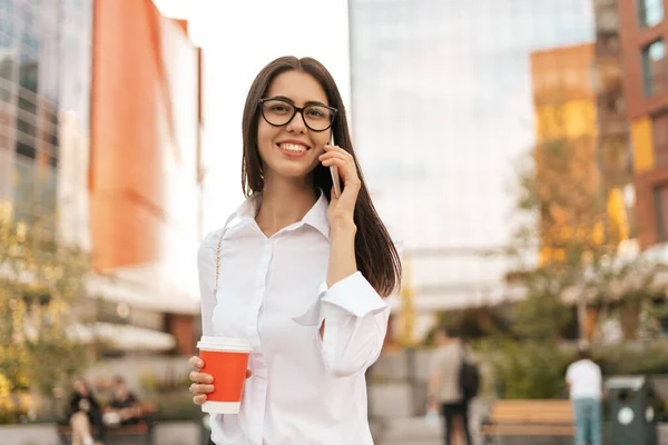 Sorrindo empresária falando ao telefone — Fotografia de Stock