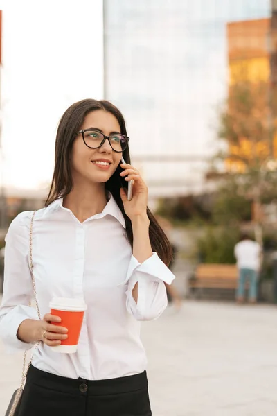 Sonriente mujer de negocios hablando por teléfono — Foto de Stock