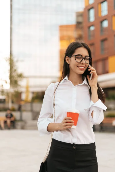 Sorrindo empresária falando ao telefone — Fotografia de Stock