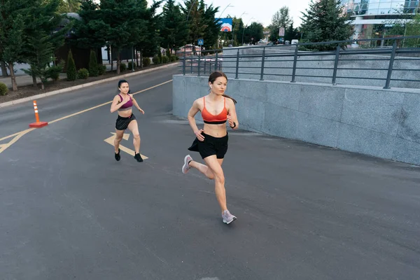Женщины бегают утром на свежем воздухе. — стоковое фото