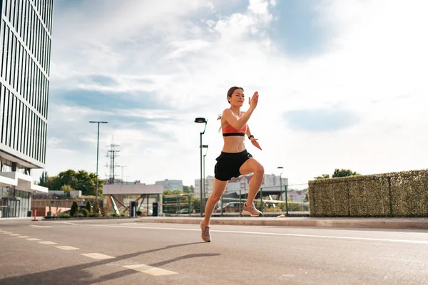 城市外的女性健身模特儿培训 — 图库照片