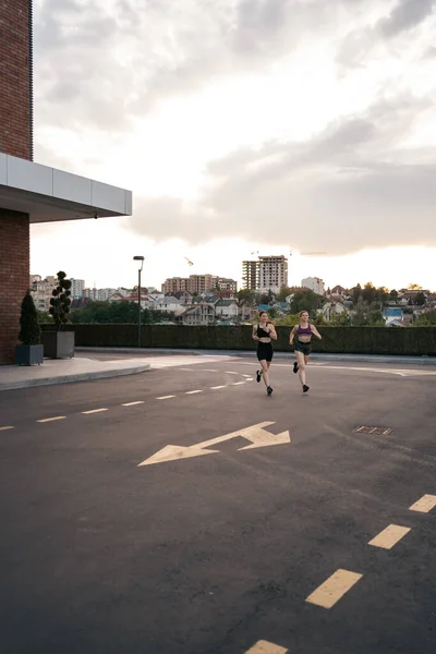 Kobiety biegające rano na świeżym powietrzu. — Zdjęcie stockowe
