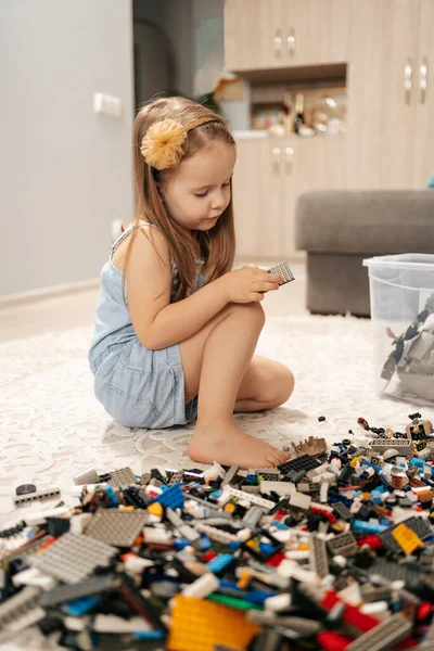 Roztomilé dívka hraje lego doma — Stock fotografie