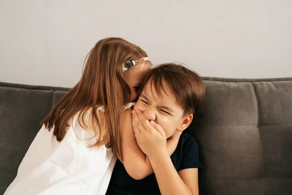 Kleines Mädchen verrät dem Jungen ein Geheimnis — Stockfoto