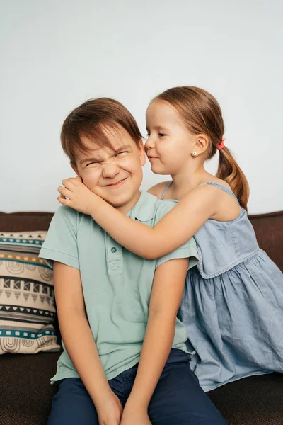 Kleines Mädchen verrät dem Jungen ein Geheimnis — Stockfoto