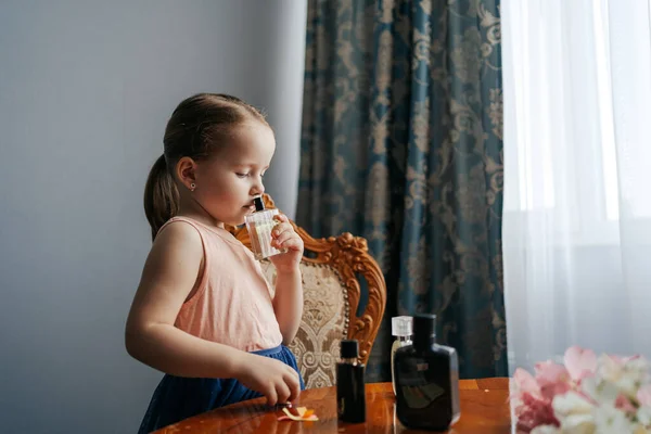 Gadis kecil bermimpi untuk menjadi seorang ahli parfum — Stok Foto