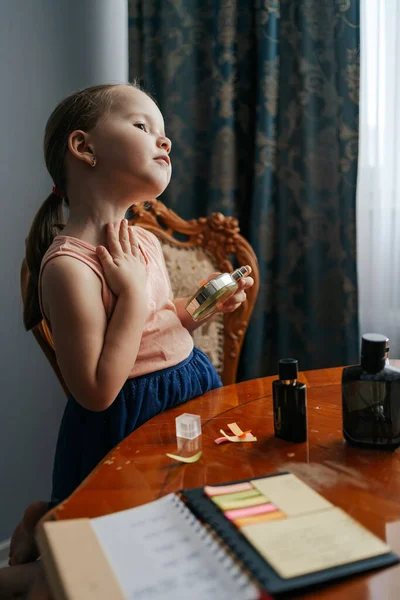 Gadis kecil bermimpi untuk menjadi seorang ahli parfum — Stok Foto