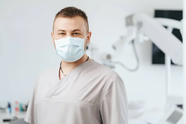 Zbliżenie portret męskiego dentysty — Zdjęcie stockowe