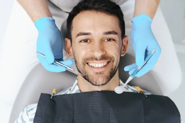 Patiënt man bij tandarts — Stockfoto