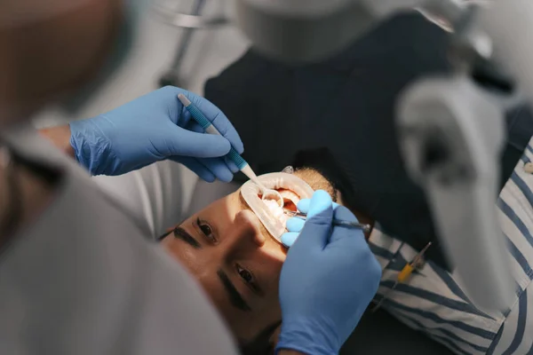 Paciente do sexo masculino no dentista — Fotografia de Stock