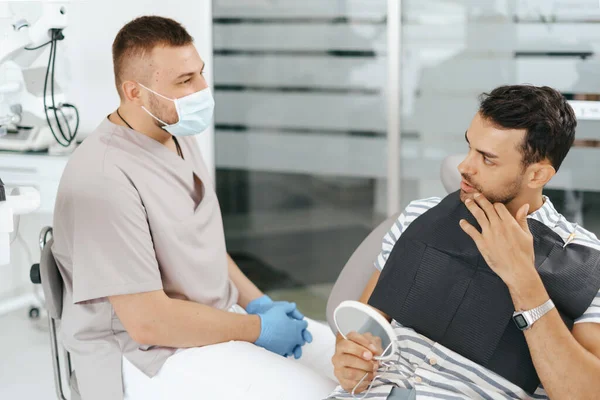 Conversa entre o dentista e o paciente — Fotografia de Stock