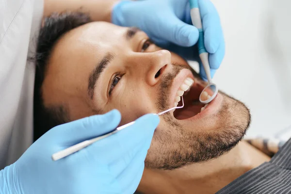 Paciente masculino en dentista — Foto de Stock