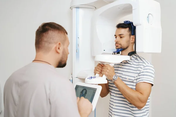 3 boyutlu diş tarayıcısı olan genç bir adam.