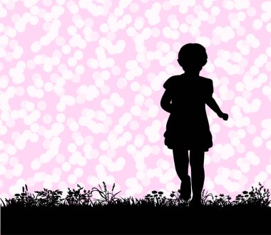  Çimenlerde koşan bir çocuğun silüeti.