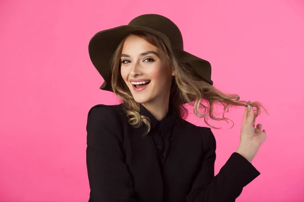 Bela Jovem Menina Alegre Uma Jaqueta Preta Chapéu Fundo Rosa — Fotografia de Stock