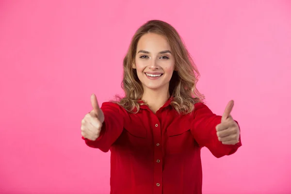 Unga Glada Vacker Flicka Röd Klädsel Rosa Bakgrund Med Gest — Stockfoto