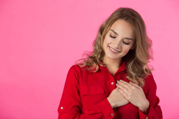 Jovem Menina Bonita Alegre Traje Vermelho Fundo Rosa — Fotografia de Stock