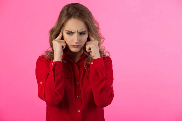 Bella Ragazza Tesa Vestito Rosso Con Espressione Dispiaciuta Sul Suo — Foto Stock