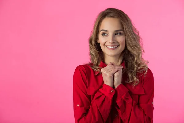 Jonge Vrolijke Mooi Meisje Rode Kleding Een Roze Achtergrond — Stockfoto