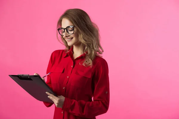 Hermosa Joven Una Camisa Roja Con Una Carpeta Pluma Las — Foto de Stock