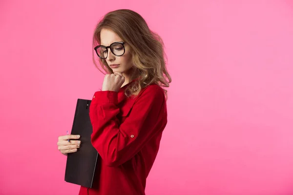 Hermosa Joven Una Camisa Roja Con Una Carpeta Pluma Las — Foto de Stock