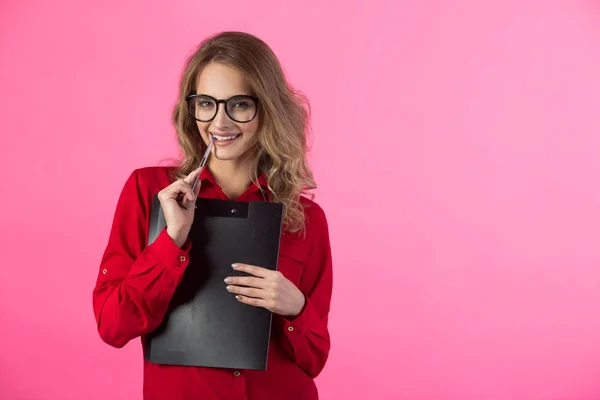 Hermosa Joven Una Camisa Roja Con Una Carpeta Pluma Las — Foto de Stock