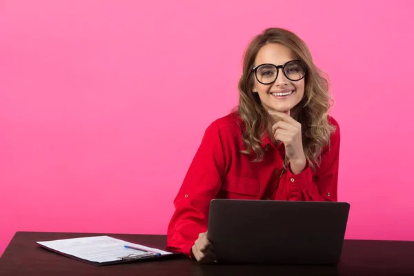 Hermosa Joven Con Una Camisa Roja Gafas Cerca Ordenador Portátil — Foto de Stock