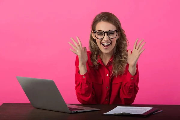 Hermosa Joven Con Gafas Sentado Una Camisa Roja Cerca Ordenador — Foto de Stock