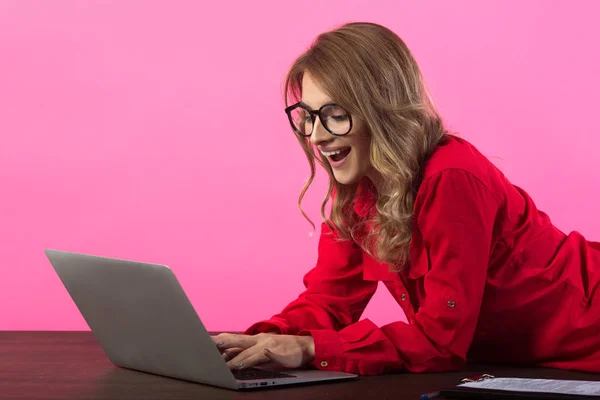 Hermosa Joven Con Una Camisa Roja Gafas Cerca Ordenador Portátil — Foto de Stock