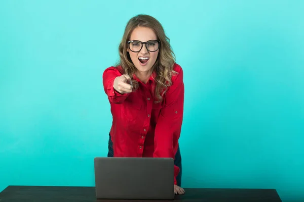 Hermosa Joven Con Gafas Una Camisa Roja Con Ordenador Portátil — Foto de Stock