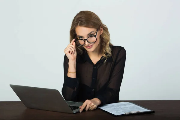 Hermosa Joven Con Gafas Sentado Mesa Con Ordenador Portátil Sobre — Foto de Stock