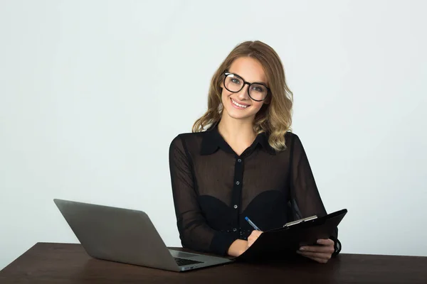 Bela Jovem Com Óculos Sentados Mesa Com Laptop Fundo Branco — Fotografia de Stock