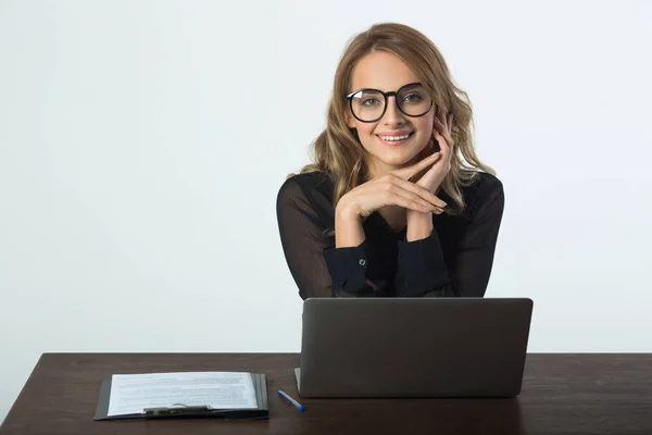 Hermosa Joven Con Gafas Sentado Mesa Con Ordenador Portátil Sobre — Foto de Stock