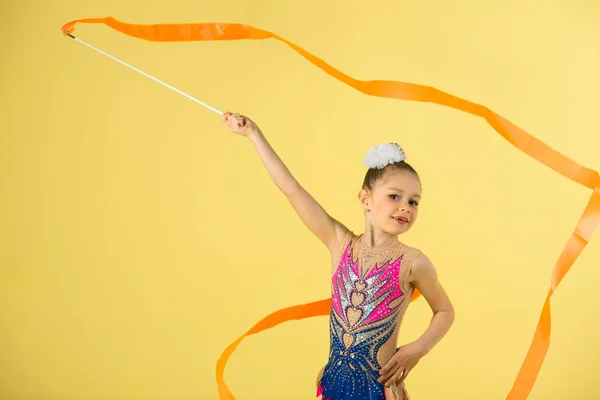 Hermosa Joven Dedicada Gimnasia Sobre Fondo Amarillo — Foto de Stock