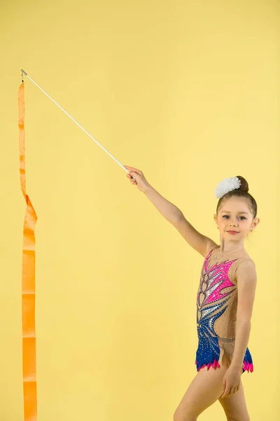 Bela Jovem Envolvida Ginástica Fundo Amarelo — Fotografia de Stock