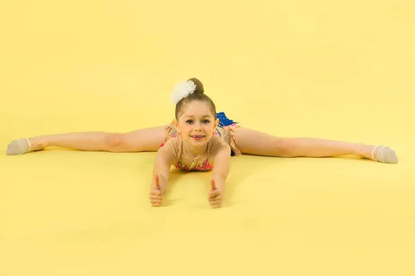 Vacker Ung Flicka Bedriver Gymnastik Gul Bakgrund — Stockfoto