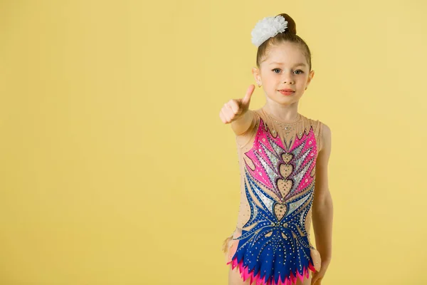 Hermosa Joven Dedicada Gimnasia Sobre Fondo Amarillo — Foto de Stock