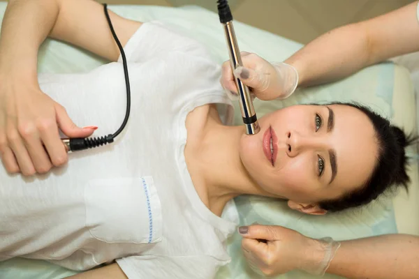 Hermosa Joven Tratamiento Facial Salón Belleza — Foto de Stock