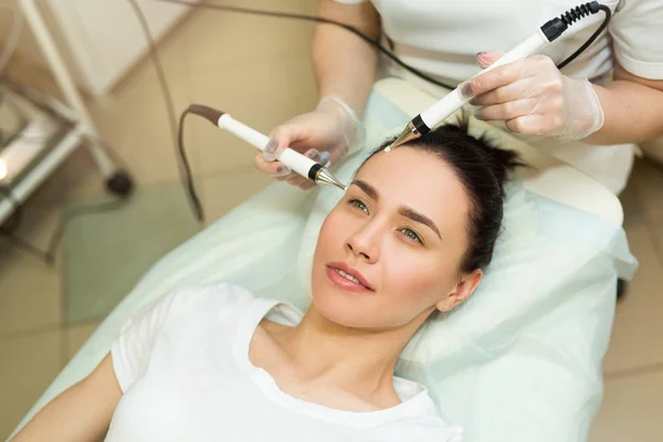 Hermosa Joven Tratamiento Facial Salón Belleza — Foto de Stock