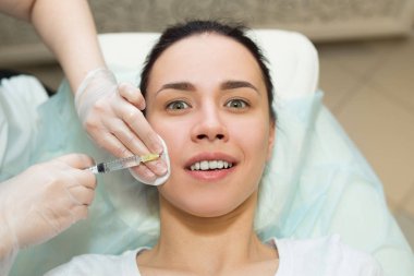 güzel genç kız bir güzellik uzmanı'nın ofisinde yüz cilt bakım yordam