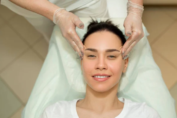 Hermosa Joven Tratamiento Facial Salón Belleza Haciendo Masaje Facial — Foto de Stock