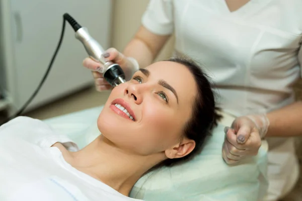 güzel genç kız bir güzellik salonu yüz tedavisinde