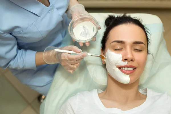 Hermosa Joven Tratamiento Facial Salón Belleza Aplicando Una Crema — Foto de Stock