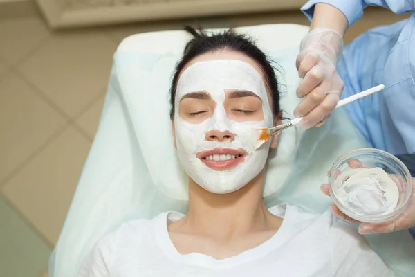 Gadis Muda Cantik Pada Perawatan Wajah Salon Kecantikan Menerapkan Krim — Stok Foto