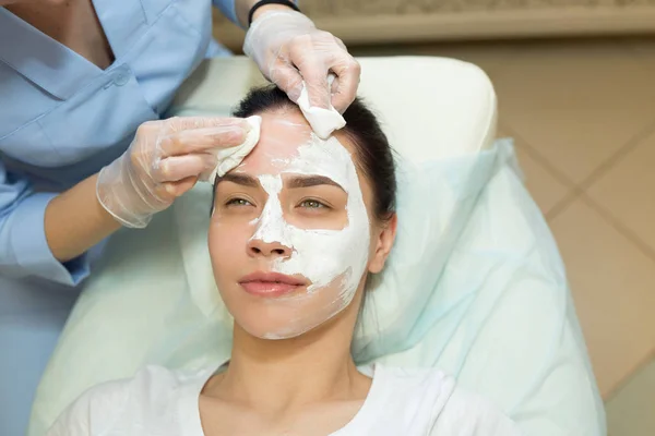 Gadis Muda Cantik Pada Perawatan Wajah Salon Kecantikan Menerapkan Krim — Stok Foto