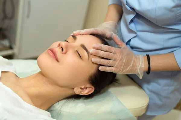 Beautiful Young Girl Facial Treatment Beauty Salon Doing Face Massage — Stock Photo, Image