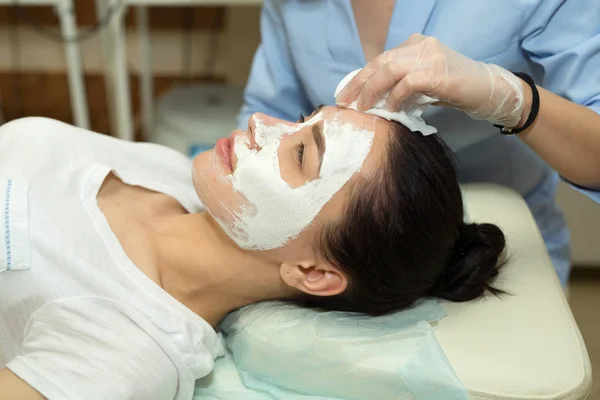 Hermosa Joven Tratamiento Facial Salón Belleza Aplicando Una Crema — Foto de Stock