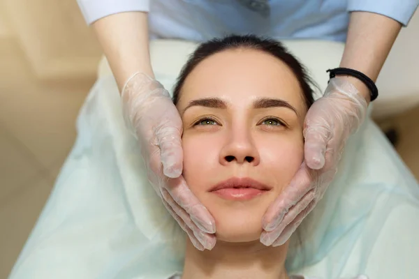 Hermosa Joven Tratamiento Facial Salón Belleza Haciendo Masaje Facial — Foto de Stock