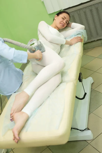 Hermosa Joven Procedimiento Masaje Celulitis Oficina Cosmetología — Foto de Stock