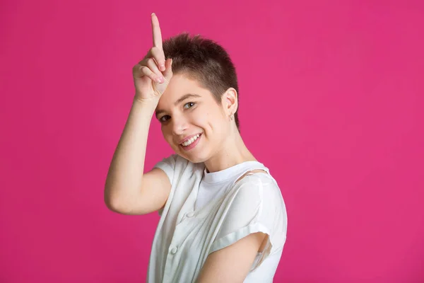 Belle Jeune Fille Avec Une Coiffure Courte Dans Shirt Blanc — Photo